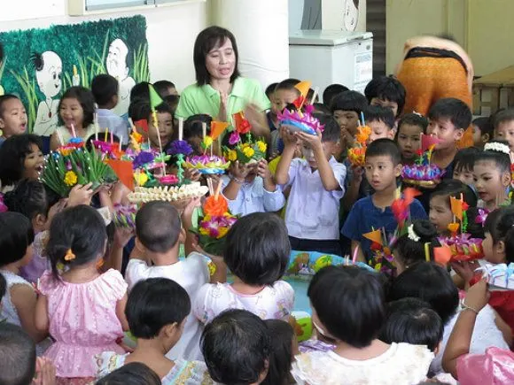 Children holding Krathongs Photo: Heatheronhertravels.com