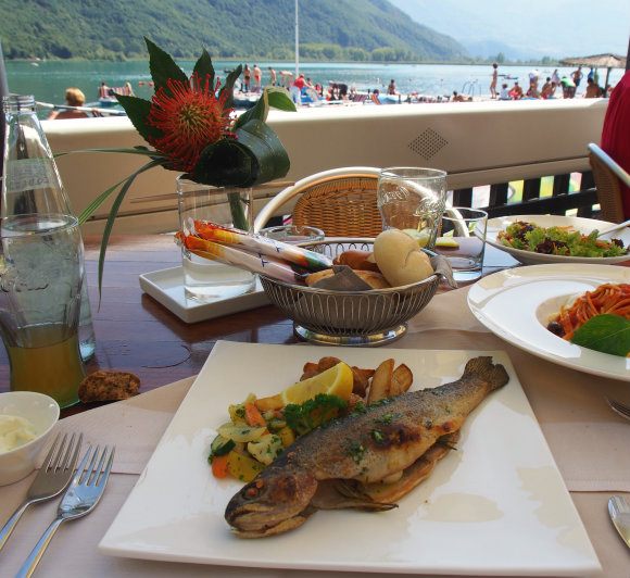 Lunch at Gretl am See with a view of Lake Caldaro / Kaltern in South Tyrol Photo: Heatheronhertravels.com