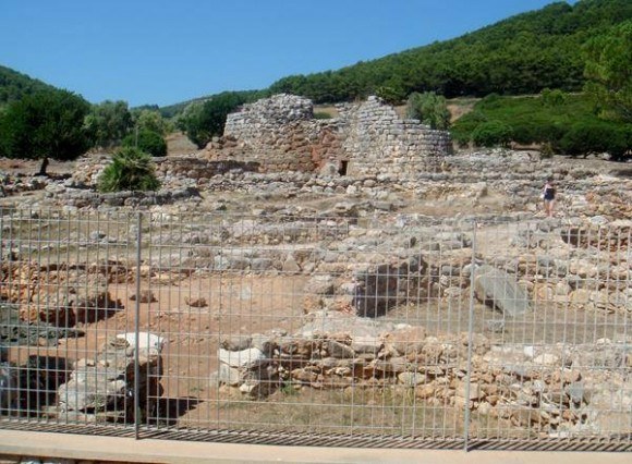 In the countryside south of Alghero you find may manifestations of the Nuraghi people, who lived on this island in the 10th-12th century BC.