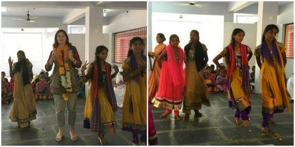 Dancing with the schoolgirls in Ananthapur, India Photo: Heatheronhertravels.com