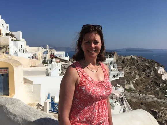 Heather in Oia, Santorini, Greece Photo: Heatheronhertravels.com