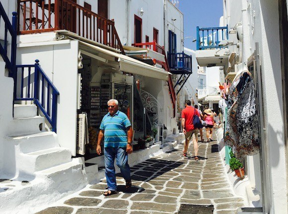 Walking Around the Streets of Mykonos, Greece Photo: Heatheronhertravels.com