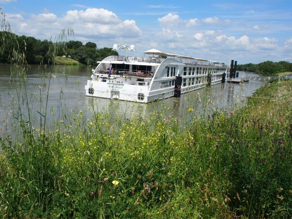 The SS Catherine Uniworld nr Tarascon