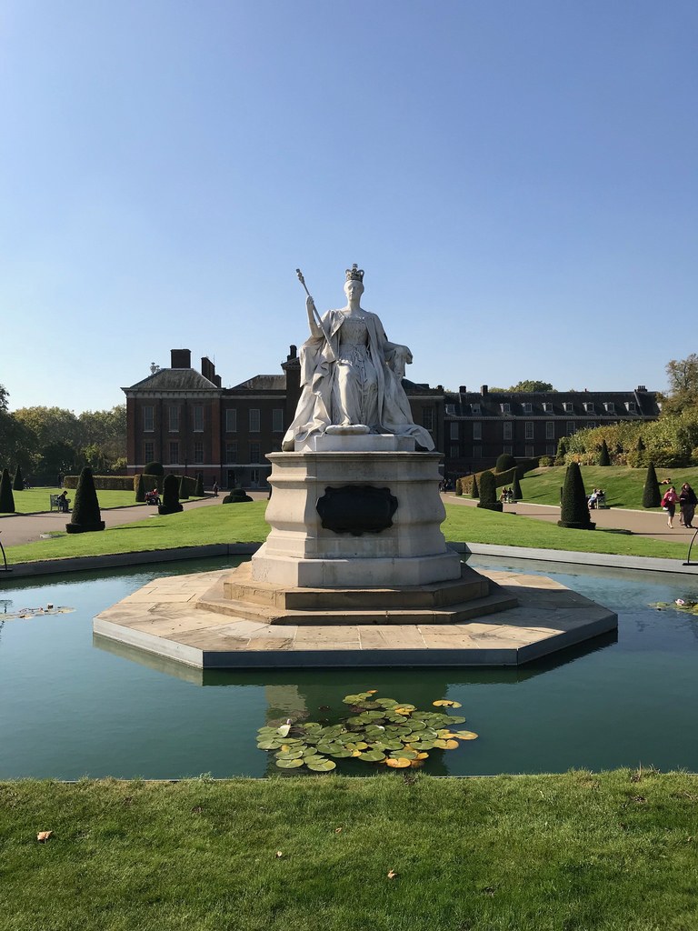 Queen Victoria Statue at Kensington Palace Photo: Heatheronhertravels.com