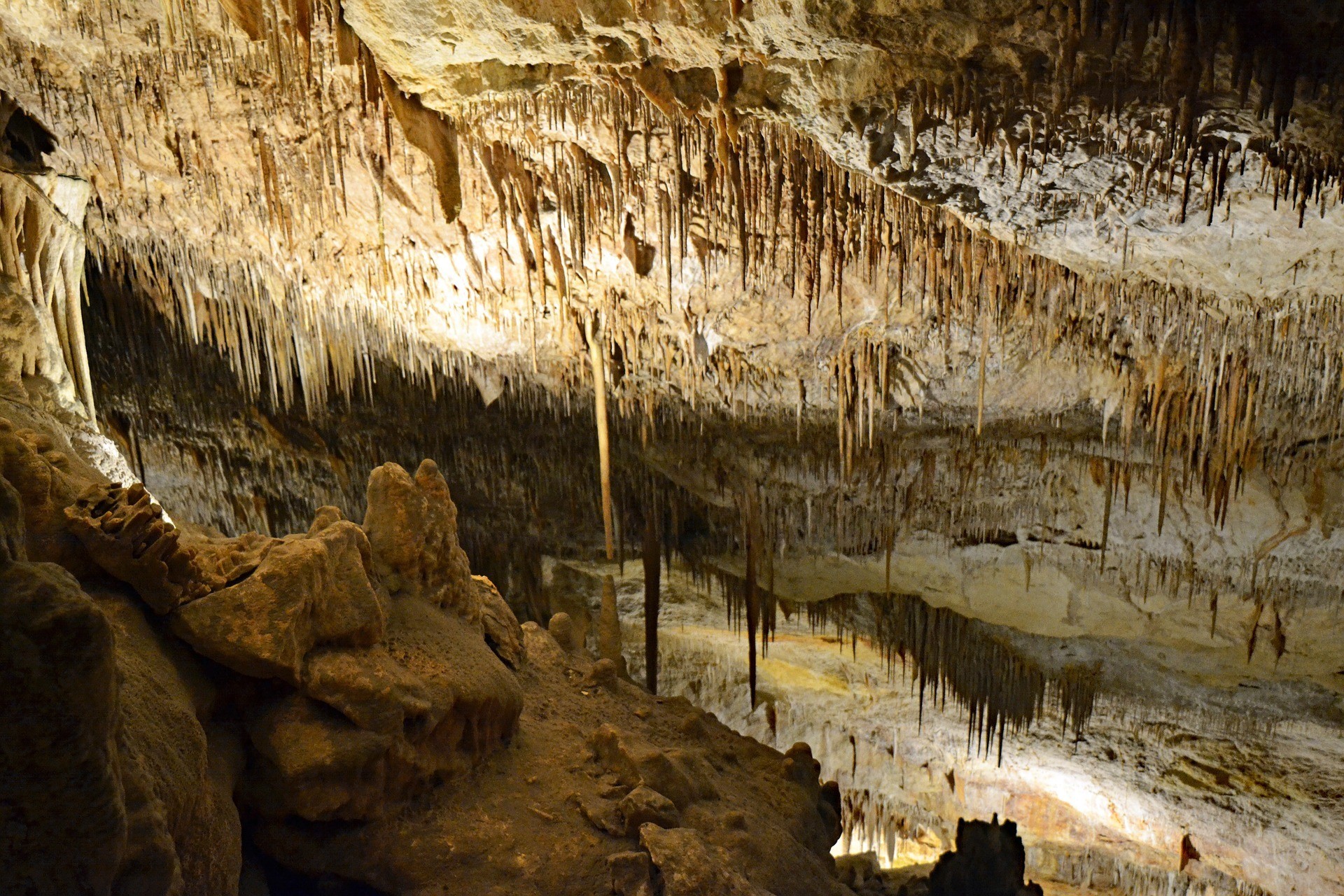 Coves del Drach in Mallorca Photo: lapping on Pixabay