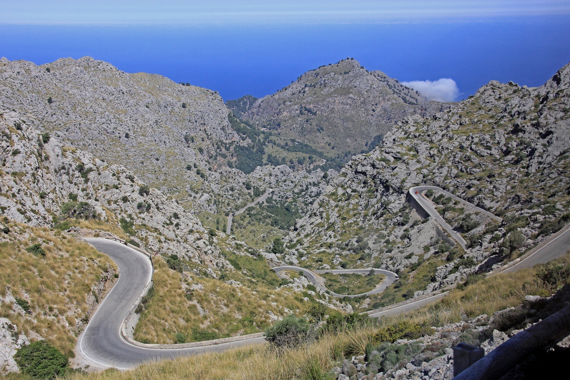 Mountain road in Mallorca Photo Georg Schober on Pixabay