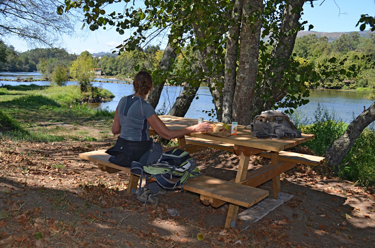 Picnic beside the river - Ponte de Barca to Ponte de Lima route Minho