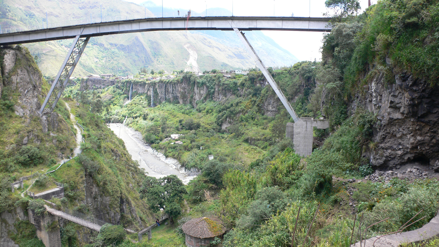 Old and new bridge at Banos